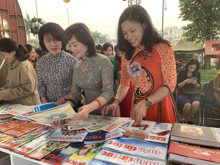 Nhiều ấn phẩm đặc sắc được trưng bày tại Gian trưng bày của Thông tấn xã Việt Nam tại Hội báo.
