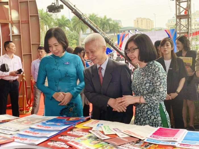 Bà Vũ Việt Trang, Tổng Giám đốc TTXVN, bà Đoàn Tuyết Nhung, Phó Tổng Giám đốc TTXVN và ông Lê Quốc Trung, Nguyên Tổng Giám đốc Thông tấn xã Việt Nam, nguyên Phó Chủ tịch thường trực Hội Nhà Báo Việt Nam, Cố vấn cao cấp Trung tâm Bồi dưỡng nghiệp vụ báo chí - Hội Nhà báo Việt Nam tham quan gian trưng bày của TTXVN.