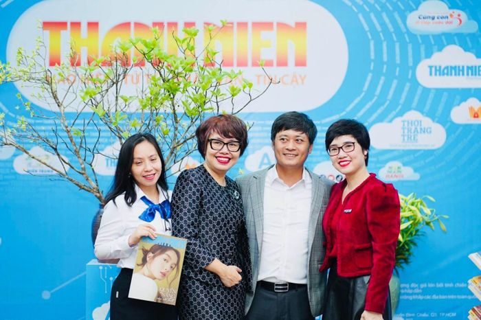 Bà Ninh Hồng Nga, Tổng biên tập báo Tin tức (ngoài cùng bên phải); ông Lê Trần Nguyên Huy, Phó Tổng Biên tập Phụ trách báo Nhà báo &amp; Công luận; bà Đặng Thị Phương Thảo, Phó Tổng biên tập báo Thanh niên (thứ 3 từ phải sang) tại Lễ khai mạc.