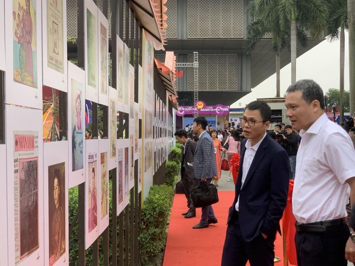 Trưng bày "Xuân xưa trên báo Tết" do Bảo tàng Báo chí Việt Nam tổ chức đã thu hút sự quan tâm của nhiều người.