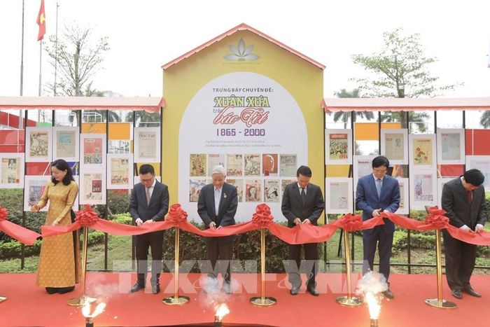 Đại biểu cắt băng khai mạc trưng bày. Ảnh: Minh Quyết - TTXVN 