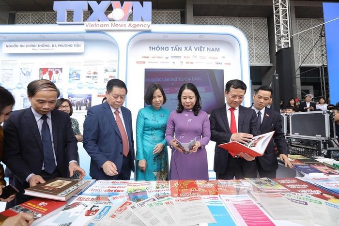 Các đồng chí lãnh đạo Đảng, Nhà nước tham quan gian trưng bày của Thông tấn xã Việt Nam. Ảnh: Minh Quyết - TTXVN