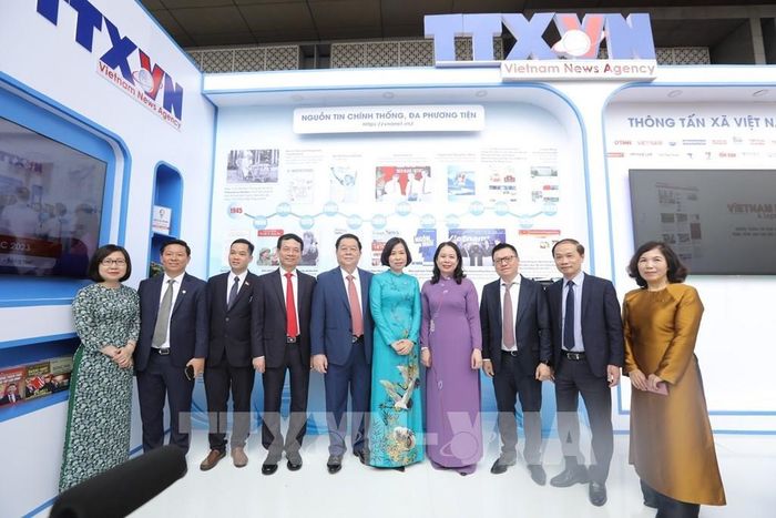 Đồng chí Nguyễn Trọng Nghĩa, Bí thư Trung ương Đảng, Trưởng Ban Tuyên giáo Trung ương và các đại biểu tại gian trưng bày của TTXVN tại Hội báo. Ảnh: Minh Quyết - TTXVN