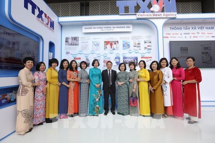 Phó Chủ tịch Hội Nhà báo Việt Nam Nguyễn Đức Lợi và các đại biểu tại gian trưng bày của TTXVN tại Hội báo. Ảnh: Minh Quyết - TTXVN 