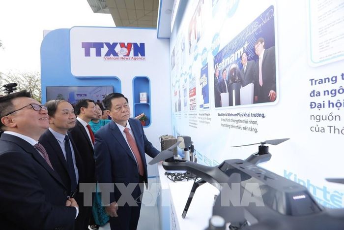 Đồng chí Nguyễn Trọng Nghĩa, Bí thư Trung ương Đảng, Trưởng Ban Tuyên giáo Trung ương và các đại biểu tham quan gian trưng bày của TTXVN tại Hội báo. Ảnh: Minh Quyết - TTXVN