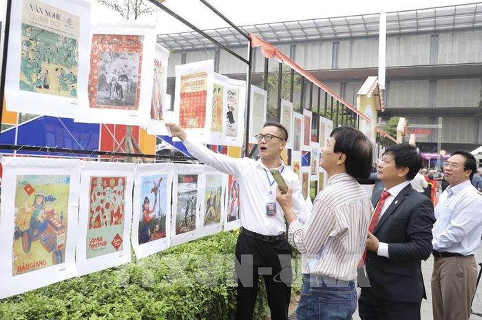 Đại biểu tham quan trưng bày. Ảnh: Minh Quyết - TTXVN ; Trong khuôn khổ Hội Báo toàn quốc 2023, sáng 17/3/2023 diễn ra lễ khai mạc trưng bày “Xuân xưa trên báo tết”. Ảnh: Minh Quyết - TTXVN