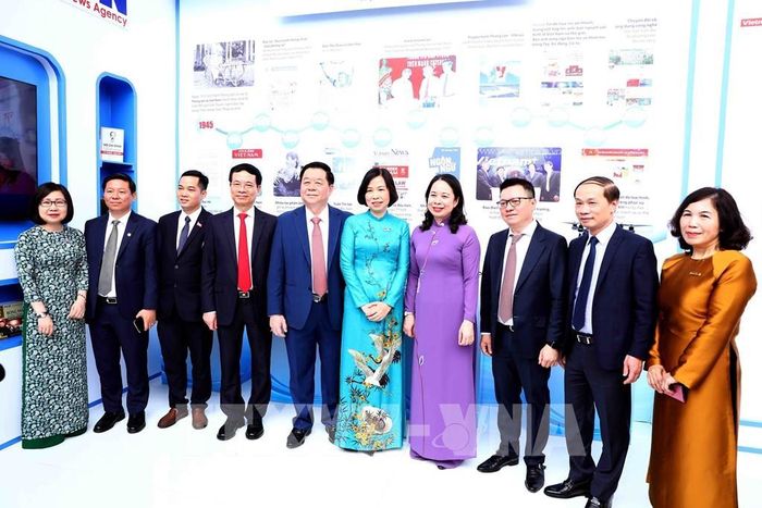 Trưởng Ban Tuyên giáo Trung ương Nguyễn Trọng Nghĩa, Phó Chủ tịch nước Võ Thị Ánh Xuân cùng các đại biểu tham quan gian trưng bày các ấn phẩm của Thông tấn xã Việt Nam. Ảnh: Phạm Kiên - TTXVN