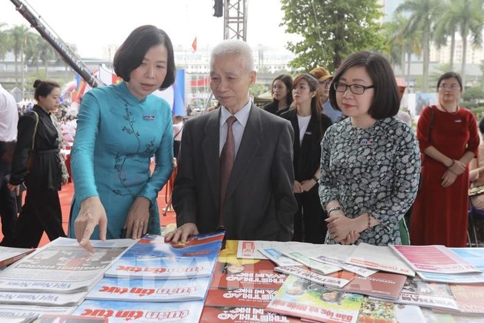 Nguyên Tổng Giám đốc TTXVN Lê Quốc Trung tham quan gian trưng bày của TTXVN tại Hội báo. Ảnh: Minh Quyết - TTXVN