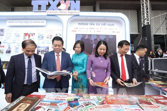 Đồng chí Nguyễn Trọng Nghĩa, Bí thư Trung ương Đảng, Trưởng ban Tuyên giáo Trung ương, Phó Chủ tịch nước Võ Thị Ánh Xuân, Bộ trưởng Bộ TTTT Nguyễn Mạnh Hùng tham quan gian hàng của TTXVN. Ảnh: Minh Quyết - TTXVN