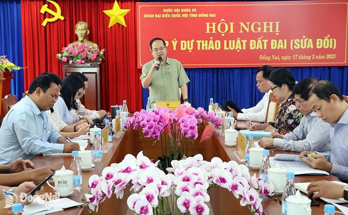 Phó bí thư Tỉnh ủy, Trưởng đoàn Đại biểu Quốc hội tỉnh Quản Minh Cường phát biểu tại hội nghị
