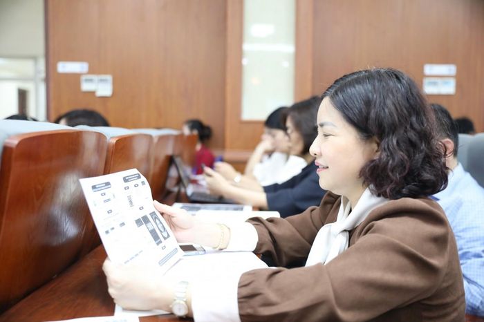 Người nộp thuế nghiên cứu tài liệu tại hội nghị. Ảnh: Thế An.