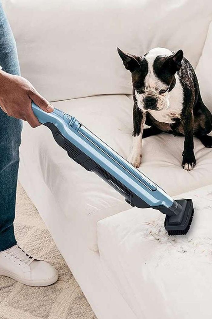  Máy hút bụi cầm tay có thể sử dụng cho nhiều bề mặt và đồ dùng. Ảnh minh họa: Better Homes &amp; Gardens.