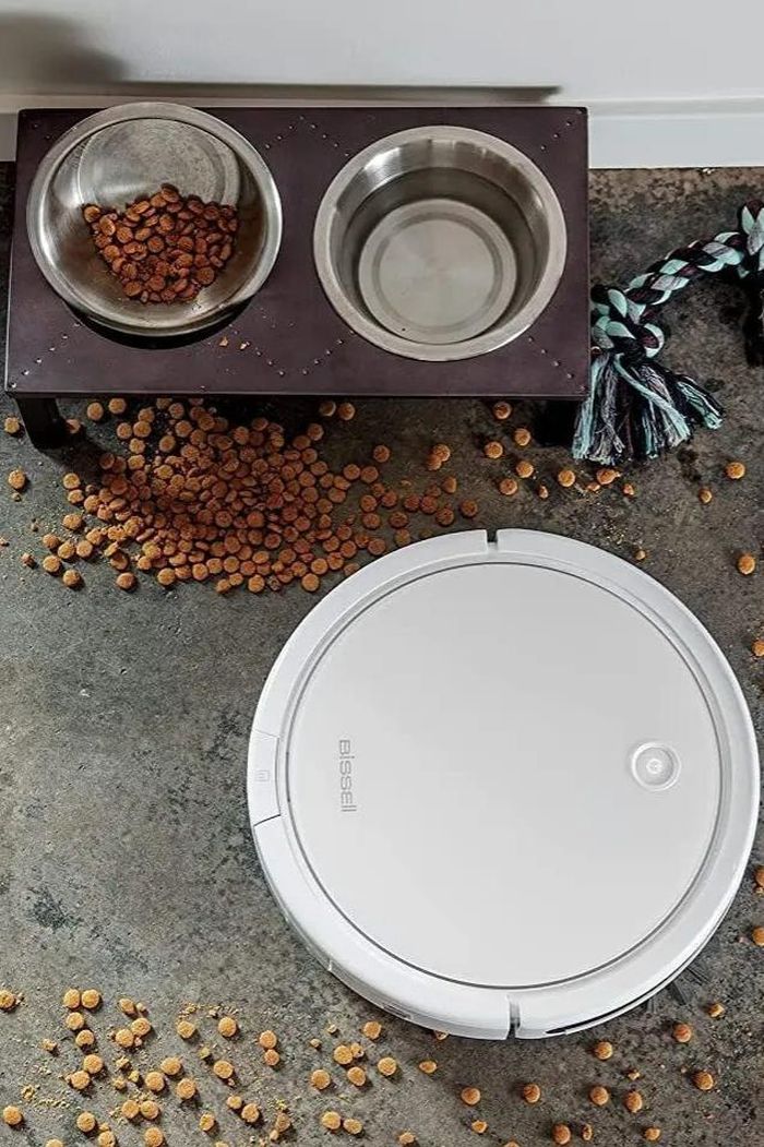  Robot hút bụi làm sạch cả lông và thức ăn vương trên sàn. Ảnh minh họa: Amazon.