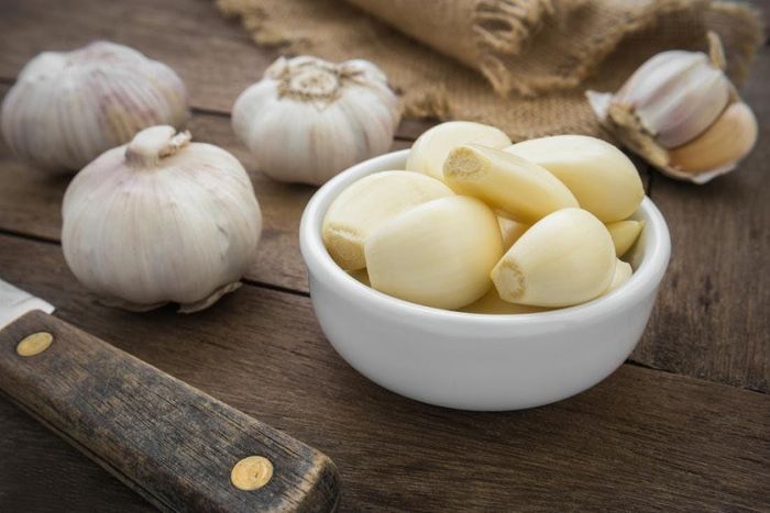 Tỏi tốt cho gan và là gia vị không thể thiếu trong mỗi căn bếp.
