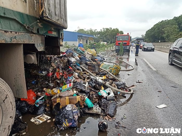  Toàn bộ số hàng là bưu phẩm bị thiêu rụi. 