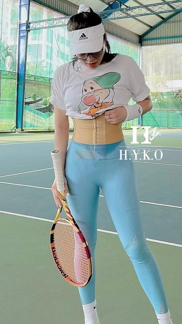 Thậm chí, lúc tập thể thao "bà mẹ 3 con" cũng không quên sử dụng dây thắt eo Latex