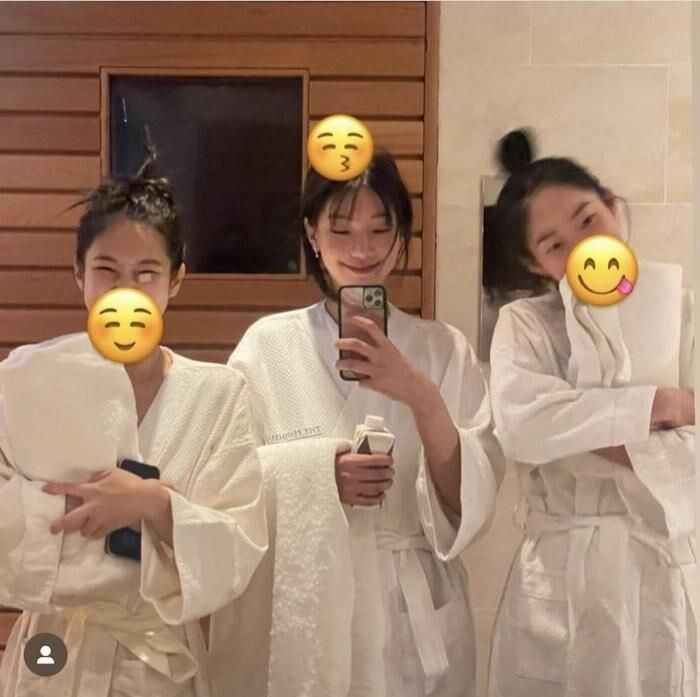 Nữ idol thoải mái làm mặt xấu và chỉnh sửa để ảnh xấu đi khi đăng lên mạng xã hội. 