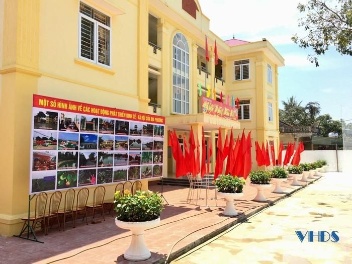 Công sở xã trang hoàng cờ hoa chuẩn bị cho lễ đón nhận xã đạt chuẩn nông thôn mới nâng cao năm 2022.