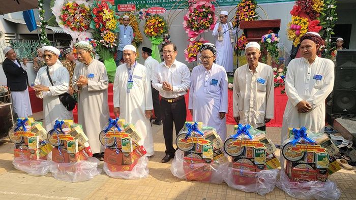 Tặng quà Ban Giáo cả các thánh đường, tiểu thánh đường