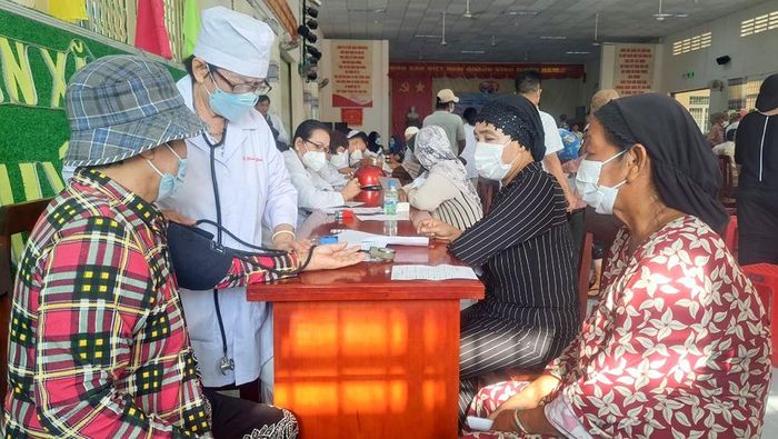 Các y bác sĩ thăm khám, phát thuốc miễn phí cho 300 bệnh nhân