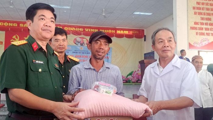 Tặng quà các hộ nghèo