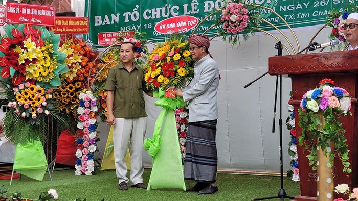 Tặng hoa, chúc mừng Ban Đại diện cộng đồng Hồi giáo Chăm tỉnh An Giang