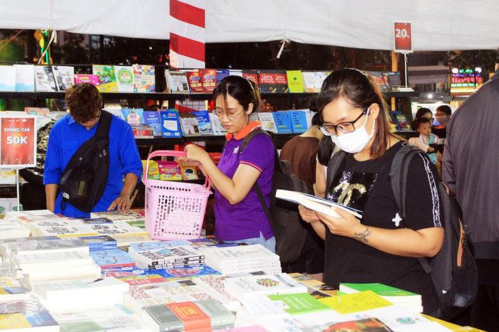Đoàn viên thanh niên và các tầng lớp nhân dân TP.Biên Hòa lựa chọn sách tại khu vực trưng bày sách. Ảnh: Nga Sơn