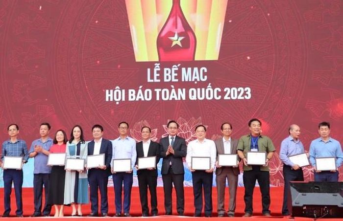 Trao giải C cho các đơn vị, trong đó Hội Nhà báo TP Hà Nội đạt giải C "Gian trưng bày ấn tượng"