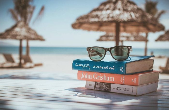 Nên bắt đầu đọc sách khi có thời gian rảnh, nhất là trong các kỳ nghỉ. Ảnh: Bookriot.