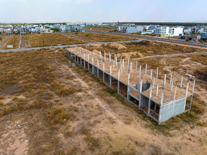  Ngoài 2 dự án đã hoàn thiện, những dự án còn lại vẫn chưa được thi công hoặc đang thi công nhưng chỉ là những bộ khung bê tông trơ trọi giữa khu tái định cư gần 300 ha. 