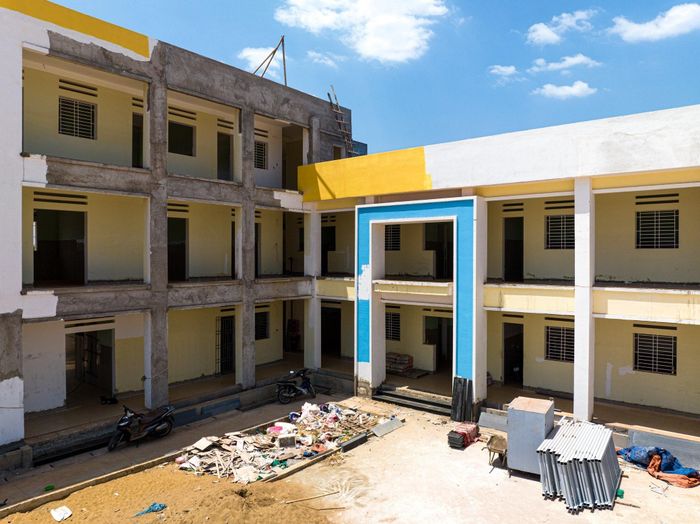  Công trình trường học đang trong quá trình xây dựng dang dở, vật liệu xây dựng để ngổn ngang, phơi nắng mưa trong thời gian dài. 