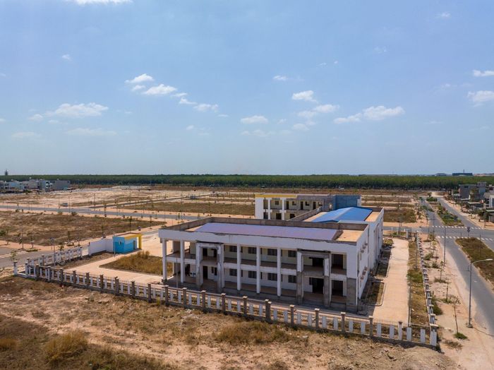  Theo kế hoạch, khu tái định cư sân bay Long Thành sẽ có 8 trường học (4 mẫu giáo, 2 trường tiểu học, 2 trường trung học cơ sở). Tuy nhiên, những công trình này vẫn chưa hoàn thành, khiến con em của hơn 3.000 hộ tại đây phải đổ dồn về các ngôi trường cách xa nhà hàng km. 
