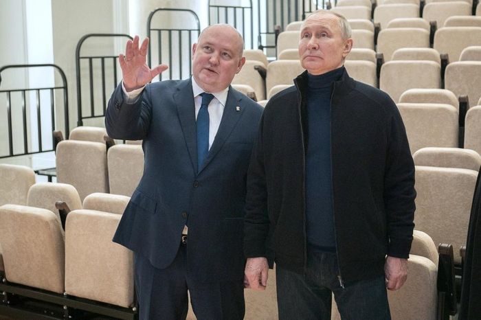 Ông Putin (phải) trong chuyến thăm thành phố Sevastopol ở bán đảo Crimea hôm 18/3. Ảnh: Điện Kremlin.