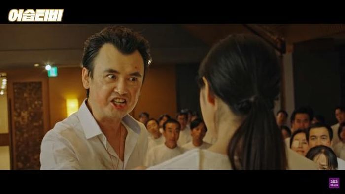 2 kẻ lừa đảo lao vào đánh nhau ngay tại lễ đường khiến các tín đồ nhận ra rằng mình đang bị lừa