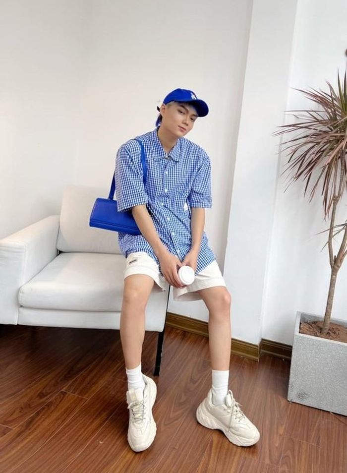 Mãi đến khi Phạm Thoại bắt đầu chuyển sang bán hàng trên mạng xã hội, anh "bỗng dưng" tạo nên sức hút bởi cách tư vấn quần áo cho khách "chẳng giống ai".