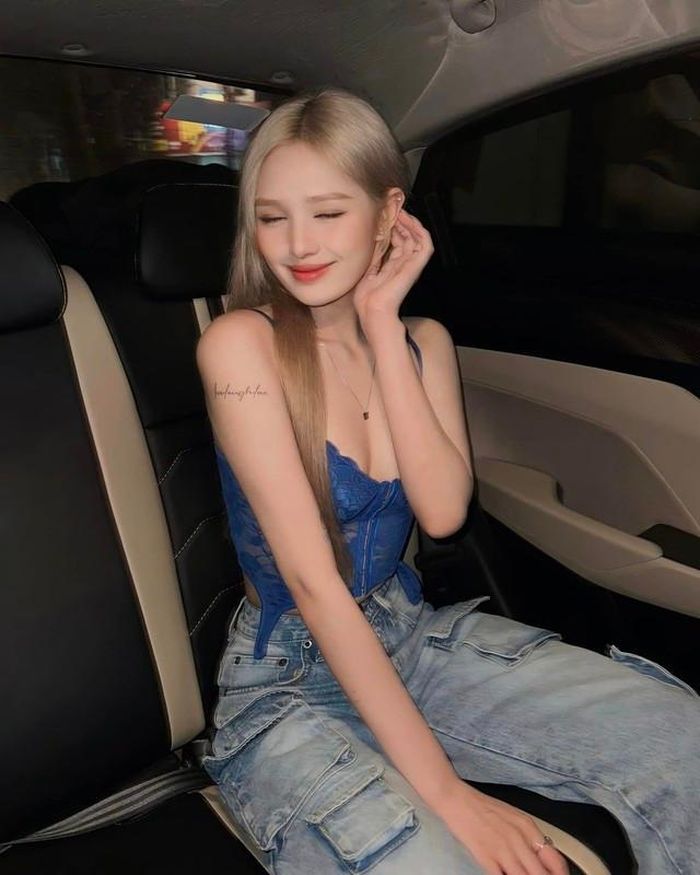 Trước đó, hot girl Xoài Non từng nhiều lần khiến người hâm mộ "đứng ngồi không yên" khi khoác lên mình những thiết kế kiệm vải, tôn dáng.