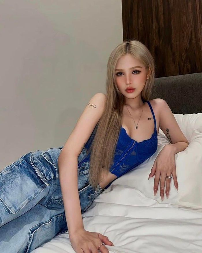 Thời gian gần đây, bà xã Xemesis cùng đã quyết định đổi sang một kiểu tóc sáng màu hơn giúp tôn lên nước da trắng nõn nà cùng vẻ đẹp như lai Tây của cô.