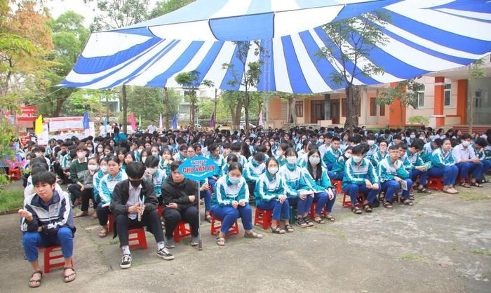 Hàng trăm học sinh khối 12 tham dự chương trình và giao lưu, trao đổi với đại diện các trường ĐH, CĐ.