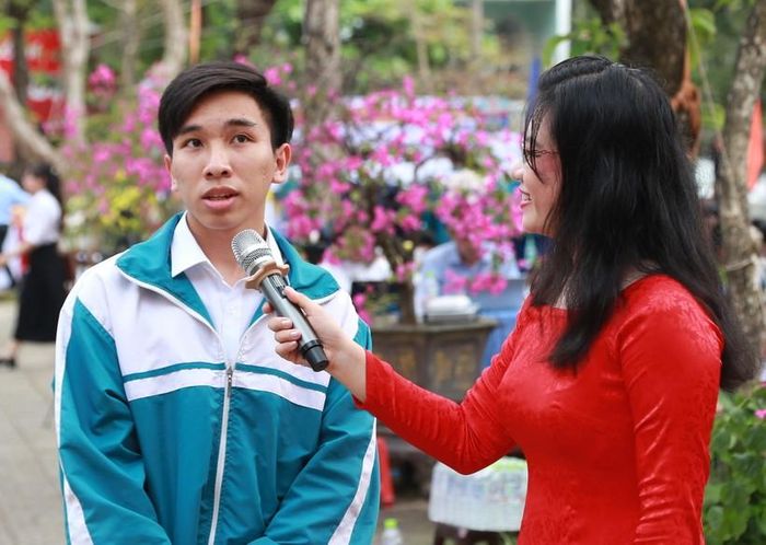 Học sinh Trường THPT Đông Hà đặt câu hỏi với đại diện các trường liên quan đến công tác tuyển sinh.