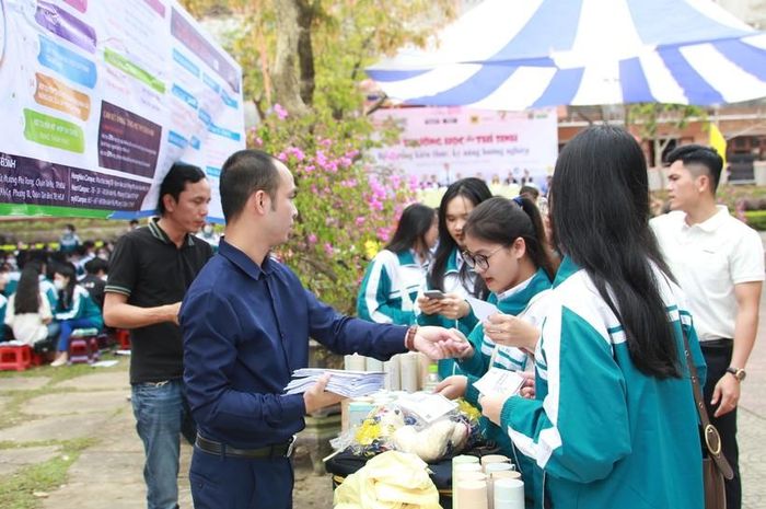 Học sinh tìm hiểu thông tin tuyển sinh ở các khu vực tư vấn.