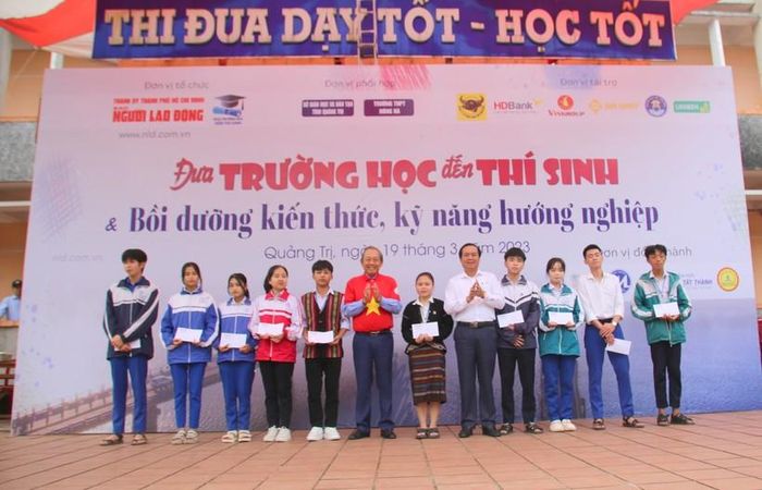 Ông Trương Hòa Bình, nguyên Phó Thủ tướng Thường trực Chính phủ, cùng lãnh đạo tỉnh Quảng Trị trao học bổng đến học sinh.