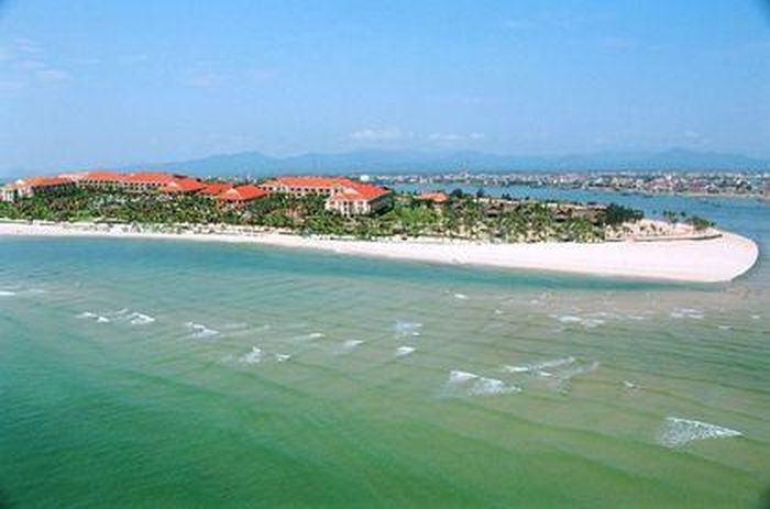 Đến thời điểm này, khu vực bãi biển Nhật Lệ đã phong quang, sạch đẹp.