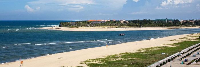 Biển Nhật Lệ là một trong những bãi biển đẹp, thu hút lượng lớn du khách trong nước, quốc tế.