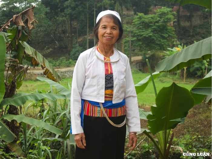  Nghệ nhân ưu tú Bích Thìn bên trang phục truyền thống của người Mường. 