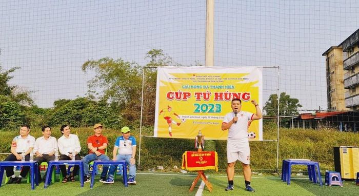 Cầu thủ Lê Tám Bảy (Phóng viên Báo PLVN) với tư cách là cầu thủ đội bóng đá Sở Tư pháp đại diện cho gần 100 cầu thủ tham dự giải lên tuyên thệ tại Lễ khai mạc