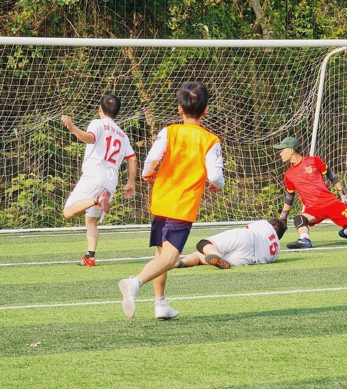 Cầu thủ các đội bóng thi đấu hết mình trên sân cỏ