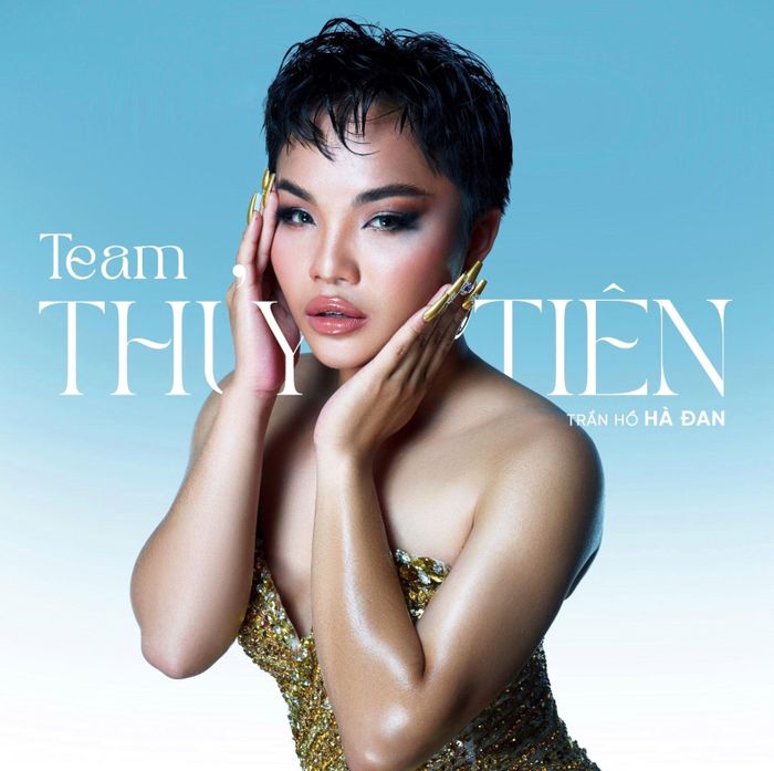 Trần Hồ Hà Đan (SBD 221) mang đến phong cách cá tính với mái tóc tém khác biệt tại Hoa hậu Chuyển giới Việt Nam 2023. Cô sinh năm 2002, đến từ Bạc Liêu, cao 1,67 m, số đo 3 vòng: 86-70-94 cm. 10x hiện là sinh viên Cao đẳng Văn hóa Nghệ thuật TP.HCM.