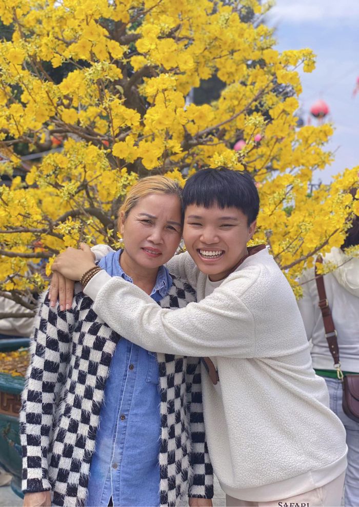 Mẹ là người có sức ảnh hưởng lớn nhất với Hà Đan. "Mẹ và tôi có thể nói chuyện vui vẻ như hai người bạn. Mẹ thấu hiểu tôi, còn tôi cũng học hỏi ở mẹ tính cách mạnh mẽ, không dựa dẫm vào người khác", cô bộc bạch.