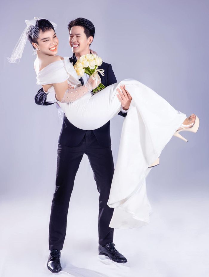 Với những lời chỉ trích và chê bai, Hà Đan xem đó là động lực phát triển và trưởng thành hơn. Cô giữ thái độ tích cực để vượt qua những thử thách, khó khăn trong cuộc sống. "Tôi từng gặp rất nhiều thất bại nên có nhiều bài học giúp mình trưởng thành, chín chắn và suy nghĩ thấu đáo hơn", cô chia sẻ.