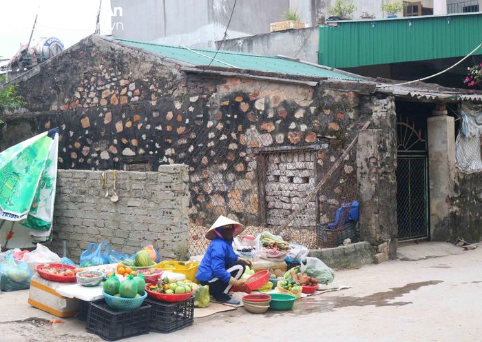 Đi giữa làng cổ, không khó để bắt gặp những ngôi nhà xây bằng đá hộc, đá xanh với không gian nhỏ hẹp, tuy đã nhiều lần tu sửa (lợp tranh, ngói, tôn...) nhưng vẫn còn giữ nguyên những bức tường xây bằng đá. Ảnh: Huy Thư